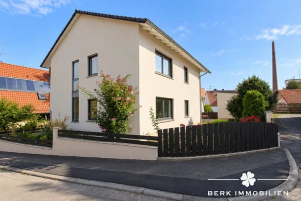 Immobilie in Großostheim - BERK Immobilien - Gepflegtes Zweifamilienhaus mit Garten, Terrassen & vielseitigen Nutzungsmöglichkeiten - Bild 2