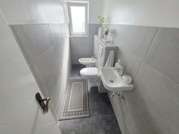 Immobilie in Siegburg - Siegburg-Stallberg: Sonnige 4-Zimmer-Wohnung - Balkon & Aufzug - Bild 3