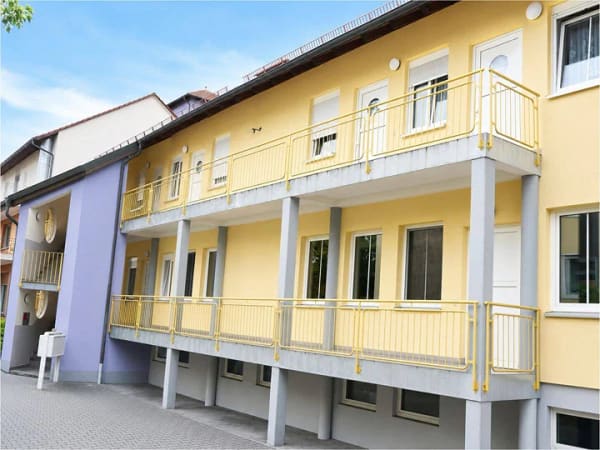 Immobilie in Burgau - Zentral wohnen & sofort einziehen oder Top-Anlage - Wohnung mit großem Südbalkon & Tiefgarage - Bild 2
