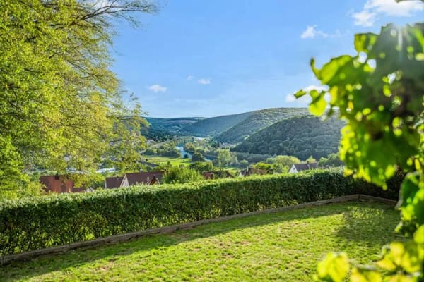 Immobilie in Gemünden am Main - **Wohnen mit Weitblick – Dreifamilienhaus mit Panoramablick & 323 m² Wohnfläche** - Bild 2