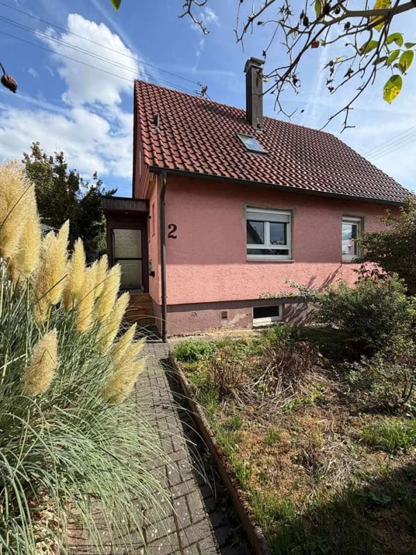 Immobilie in Winnenden - Einfamilienhaus mit großem Grundstück in guter Lage von Winnenden – ideal für Sanierer - Bild 0