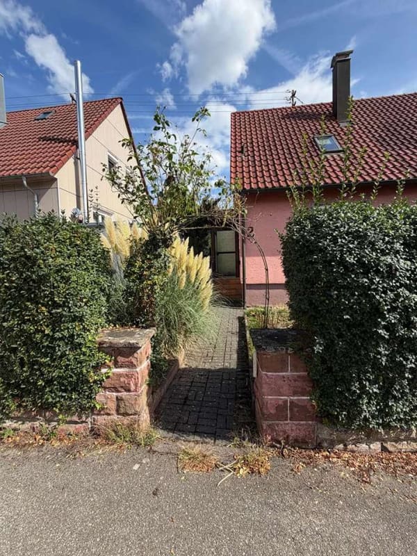 Immobilie in Winnenden - Einfamilienhaus mit großem Grundstück in guter Lage von Winnenden – ideal für Sanierer - Bild 1