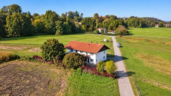Immobilie in Tüßling - Raum zur Selbstverwirklichung – ehemaliges Hofanwesen in absoluter Alleinlage mit Ausbaupotenzial - Bild 0