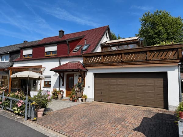 Immobilie in Wernberg-Köblitz - Doppelhaushälfte mit unverbaubarem Burgblick, 2 Wintergärten & großem Grundstück - Bild 0