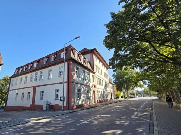 Immobilie in Schwabach - * KAPITALANLAGE  in einem BAUDENKMAL *
vermietete 2 Zi-DG-Wohnung in zentraler und naturnaher Lage - Bild 2
