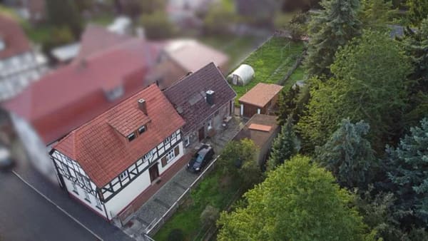 Immobilie in Vacha - Fachwerkhaus mit Anbau, 2 Garagen u. 850 m² Grst. mit Stadtmauerflair in Vacha zu verkaufen - Bild 1