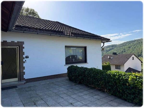 Immobilie in Vöhl - Großzügiger Winkelbungalow mit Panoramaterrasse auf außergewöhnlichem 3.793 m² Grundstück! - Bild 2