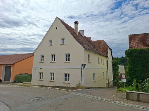 Immobilie in Heidenheim - Großzügig Wohnen in der alten Schule von Hechlingen - Bild 1