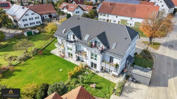 Immobilie in Adelshofen - Sofort bezugsfrei: Neuwertige und großzügige 2-Zimmerwohnung in ruhiger Lage von Adelshofen - Bild 1