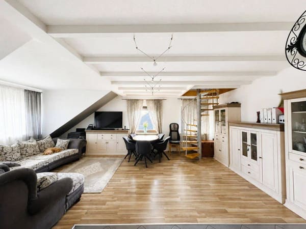 Immobilie in Bad Friedrichshall - Lichtdurchflutete Dachgeschosswohnung mit Maisonettebene, ca. 80 m² nutzbarer Fläche - Bild 1