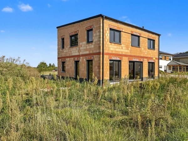 Immobilie in Mamming - Ihr Neubautraum ohne Wartezeit: Moderne Stadtvilla als fertiger Rohbau in Mamming - Bild 1