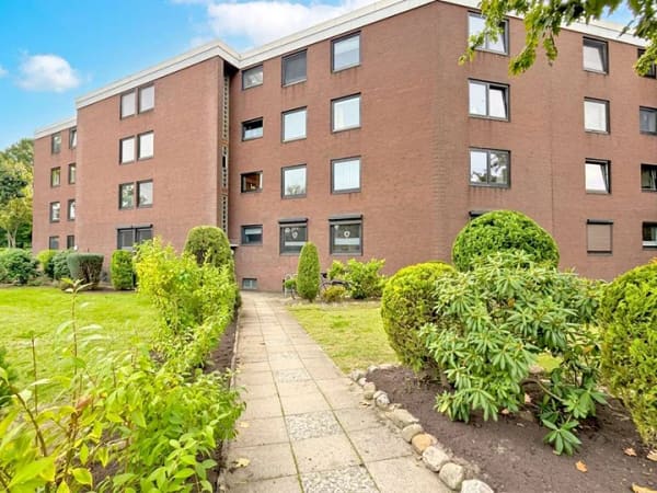Immobilie in Glinde - Renovierungsbedürftige 4-Zimmer-Wohnung mit Balkon und Tiefgarage in Glinde - Wentzel Dr. - Bild 2