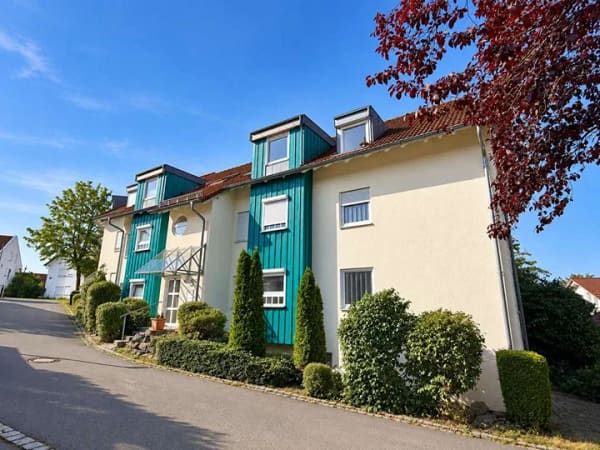 Immobilie in Bad Waldsee - GEPFLEGTE DG-WOHNUNG  I  2 ½ ZIMMER | SCHÖNE AUSSICHT | RUHIGE ZENTRALE LAGE | ATTRAKTIVE WOHNANLAGE - Bild 0
