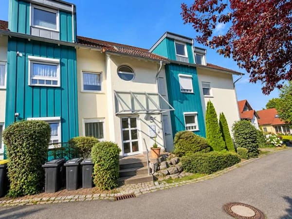 Immobilie in Bad Waldsee - GEPFLEGTE DG-WOHNUNG  I  2 ½ ZIMMER | SCHÖNE AUSSICHT | RUHIGE ZENTRALE LAGE | ATTRAKTIVE WOHNANLAGE - Bild 3