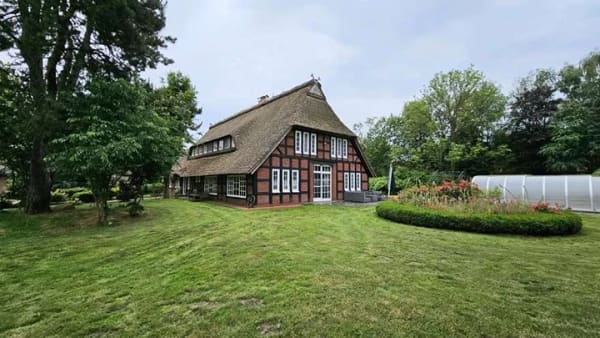 Immobilie in Bassum - Idyllisch im Grünen gelegen, mit Reetdach: Stilvolle Landhausvilla mit besonderem Flair - Bild 0