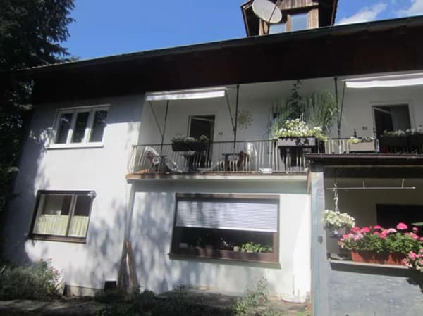 Immobilie in Pfeffenhausen - Dreifamilienhaus mit großem Garten (Bauland) EG und OG
noch vermietet - Bild 0