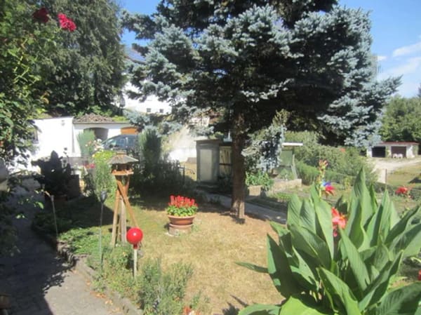 Immobilie in Pfeffenhausen - Dreifamilienhaus mit großem Garten (Bauland) EG und OG
noch vermietet - Bild 1