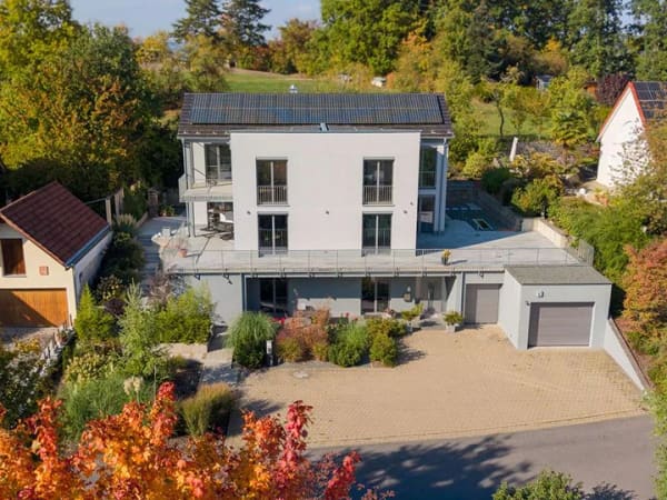 Immobilie in Viereth-Trunstadt - Unternehmervilla in Viereth-Trunstadt: Arbeiten im Erdgeschoss, Zuhause darüber - Bild 0