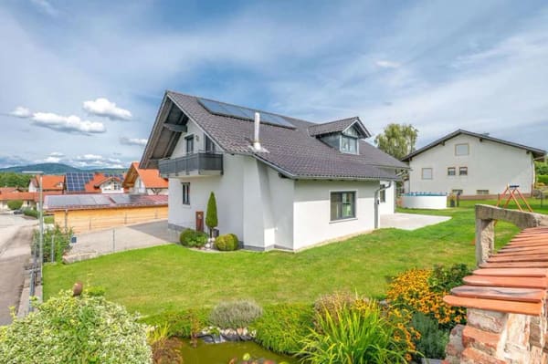 Immobilie in Untergriesbach - Wohnen mit Perspektive: Großzügiges Zweifamilienhaus mit Garten und Pool - Bild 0