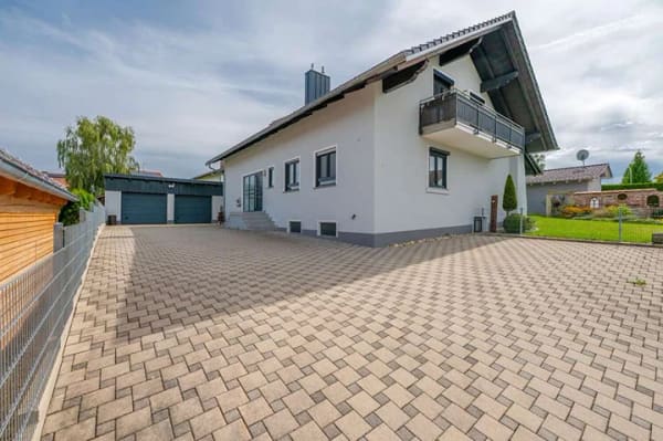 Immobilie in Untergriesbach - Wohnen mit Perspektive: Großzügiges Zweifamilienhaus mit Garten und Pool - Bild 1