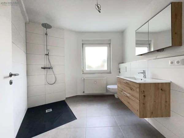 Immobilie in Neuendettelsau - Zukunftssichere Kapitalanlage: Frisch renovierte 3-Zimmer-Wohnung mit Top-Ausstattung - Bild 3