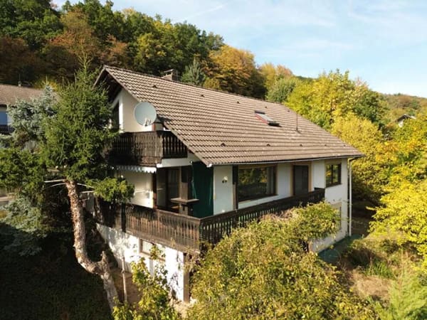 Immobilie in Eschau - Ruhige Naturlage ... Geräumiges Wohnhaus mit traumhaftem Ausblick ins Grüne! - Bild 1