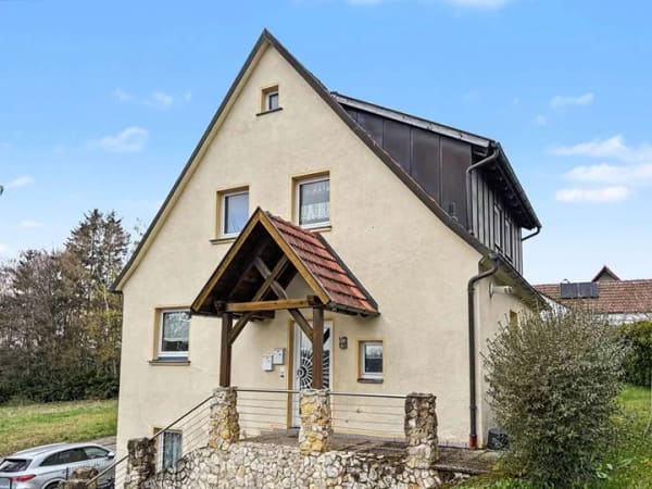 Immobilie in Hollfeld - Teilvermietetes 3-Familienhaus mit pflegeleichtem Garten und Garagen in Hollfeld - Bild 0