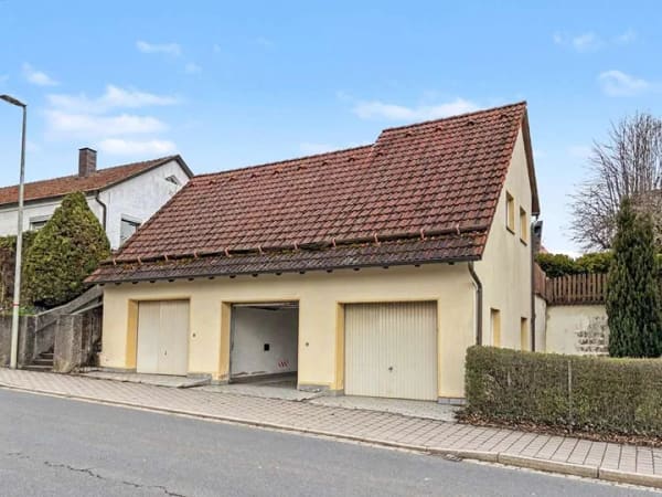 Immobilie in Hollfeld - Teilvermietetes 3-Familienhaus mit pflegeleichtem Garten und Garagen in Hollfeld - Bild 1