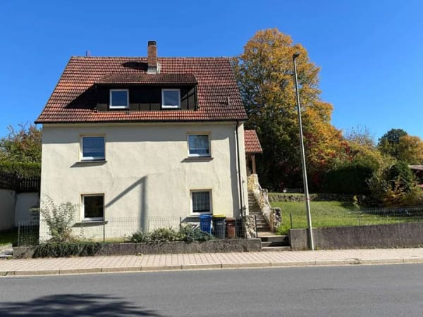 Immobilie in Hollfeld - Teilvermietetes 3-Familienhaus mit pflegeleichtem Garten und Garagen in Hollfeld - Bild 2
