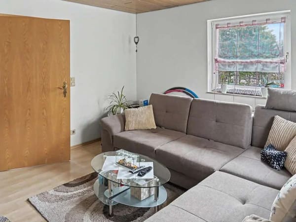 Immobilie in Hollfeld - Teilvermietetes 3-Familienhaus mit pflegeleichtem Garten und Garagen in Hollfeld - Bild 3