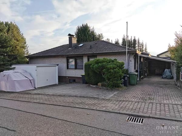 Immobilie in Tiefenbronn - Großzügiger Bungalow mit Einliegerwohnung, Wärmepumpe, PV & Traumgarten - Bild 0