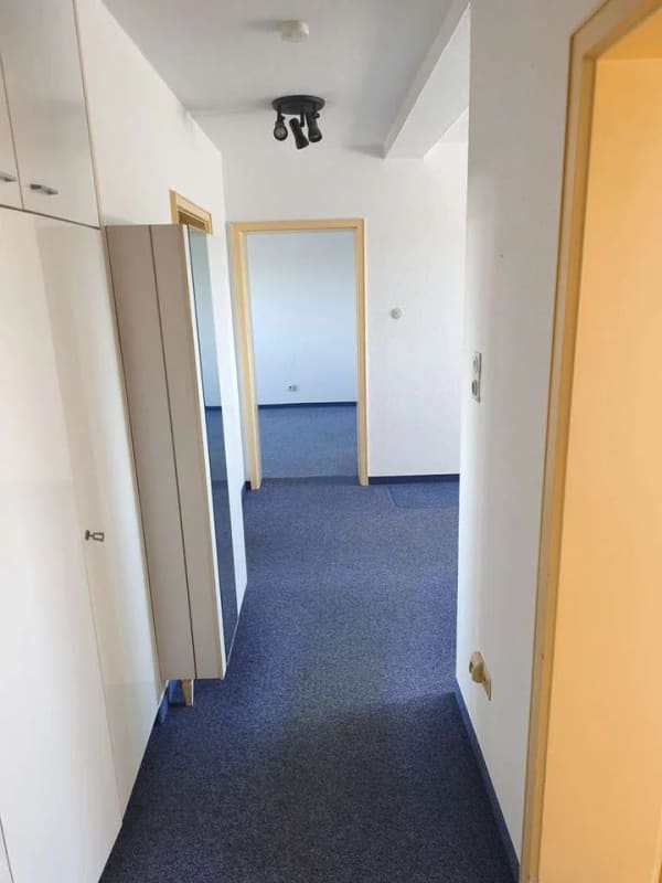 Immobilie in Königsbrunn - 3 Zi.-Whg mit Alpenblick (renovierungsbed.) - toller Grundriss - gepflegtes Gebäude - Bild 3