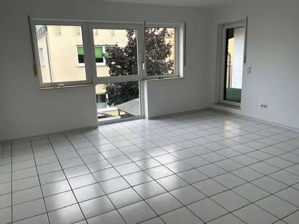 Immobilie in Bodenheim - Lichtdurchflutete 4 Zi-Wohnung mit Sonnenbalkon u. 2 PKW-Stellplätzen in Bodenheim -Sofortbezug- - Bild 2