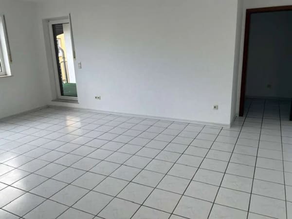 Immobilie in Bodenheim - Lichtdurchflutete 4 Zi-Wohnung mit Sonnenbalkon u. 2 PKW-Stellplätzen in Bodenheim -Sofortbezug- - Bild 3