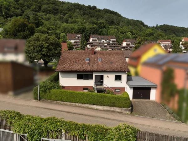 Immobilie in Künzelsau - Großzügiges Einfamilienhaus mit Wohlfühlcharakter und Garten in gefragter Lage von Künzelsau - Bild 2