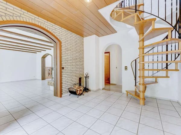 Immobilie in Efringen-Kirchen - Großzügiges Klinkerhaus mit Hallenbad und Sauna - Bild 1