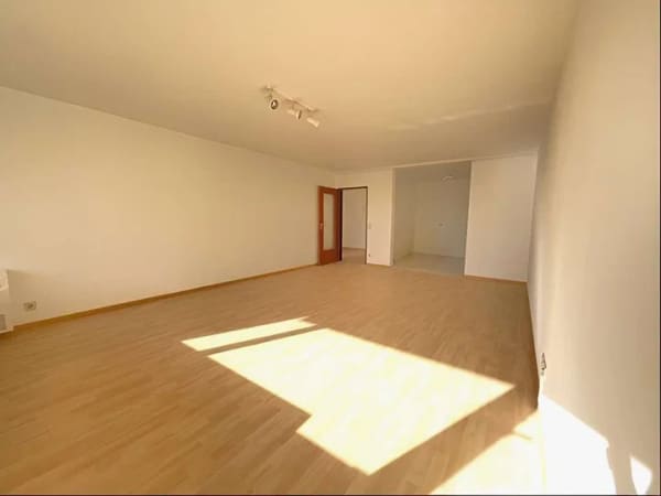 Immobilie in Durmersheim - Großzügige 2-Zimmer-Eigentumswohnung mit Balkon, Weitblick sowie Schwimmbad & Sauna - Bild 0