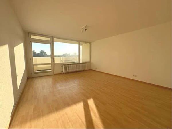 Immobilie in Durmersheim - Großzügige 2-Zimmer-Eigentumswohnung mit Balkon, Weitblick sowie Schwimmbad & Sauna - Bild 3