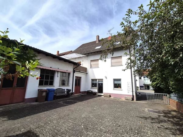 Immobilie in Ramstein-Miesenbach - Vielseitiges Wohn- und Geschäftshaus mit großzügigem Grundstück im Ortszentrum - Bild 1