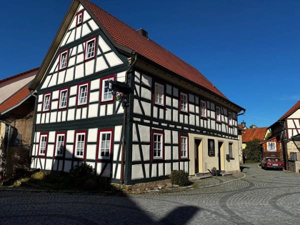 Immobilie in Bastheim - Ein historisches Fachwerkhaus mit einer kleinen Gaststätte und einer großen Wohnung. - Bild 0