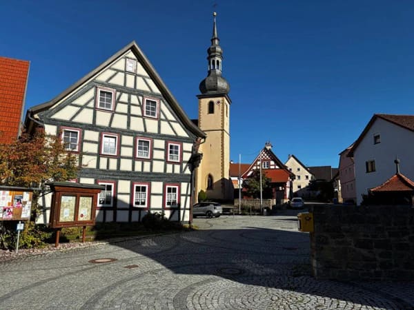 Immobilie in Bastheim - Ein historisches Fachwerkhaus mit einer kleinen Gaststätte und einer großen Wohnung. - Bild 1