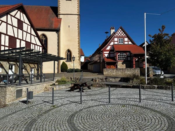 Immobilie in Bastheim - Ein historisches Fachwerkhaus mit einer kleinen Gaststätte und einer großen Wohnung. - Bild 2