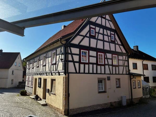 Immobilie in Bastheim - Ein historisches Fachwerkhaus mit einer kleinen Gaststätte und einer großen Wohnung. - Bild 3