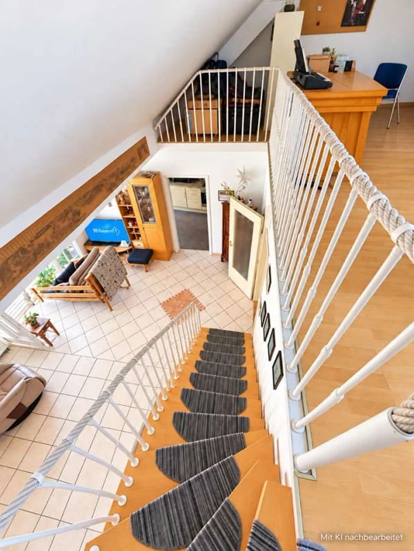 Immobilie in Hofkirchen - Wohnen mit dem gewissen Extra – charmante Maisonette mit großer Galerie und Südbalkon! - Bild 1