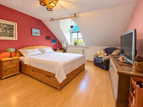 Immobilie in Hofkirchen - Wohnen mit dem gewissen Extra – charmante Maisonette mit großer Galerie und Südbalkon! - Bild 3