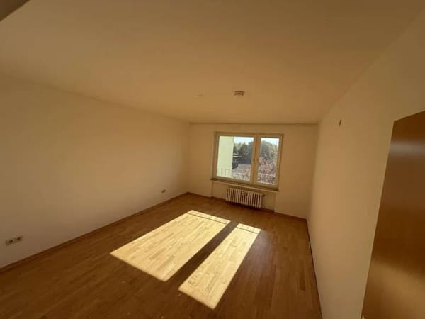 Immobilie in Bischofsheim - 3-Zimmer-Wohnung unvermietet mit Stellplatz und Gestaltungspotenzial in Bischofsheim - Bild 2