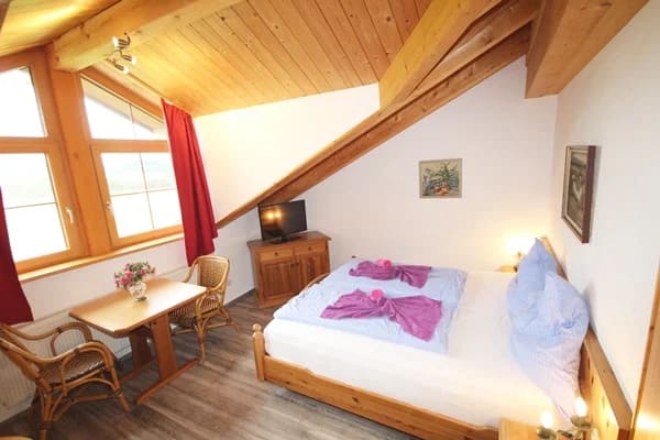 Immobilie in Seeg - Geheimtipp Urgemütliche DG-Ferienwohnung: Natur pur – Bergblick inklusive! - Bild 0