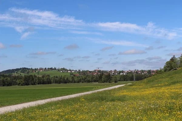 Immobilie in Seeg - Geheimtipp Urgemütliche DG-Ferienwohnung: Natur pur – Bergblick inklusive! - Bild 2