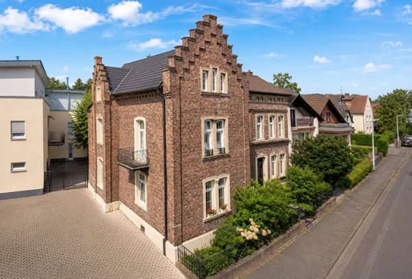 Immobilie in Hennef (Sieg) - MANNELLA *Mehrgenerationenwohnen für die ganze Familie*  3-Parteienhaus im Herzen von Hennef! - Bild 1