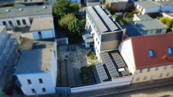 Immobilie in Calbe (Saale) - Gepflegtes Einfamilienhaus mit großem Grundstück, zwei Garagen und Ausbaupotenzial in Calbe (Saale) - Bild 1